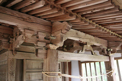 諏訪神社 軒下