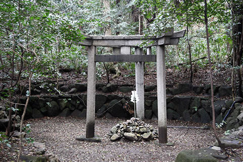 蚕の社 三柱鳥居