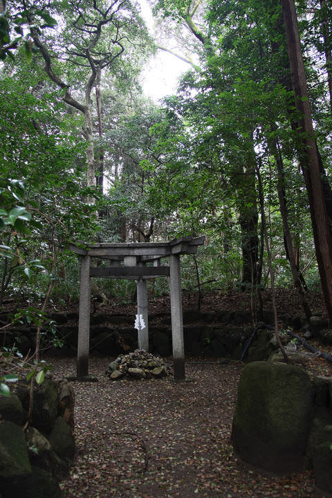 蚕の社 三柱鳥居