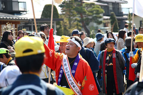 上社御柱里曳き